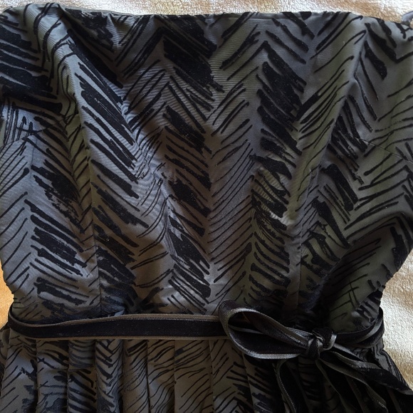 Like new Women's David Meister size 6 formal black strapless dress. - Picture 2 of 8